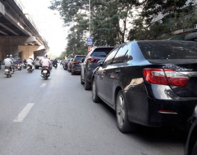 Điểm nóng giao thông: Xe ô tô án ngữ lòng đường Nguyễn Xiển