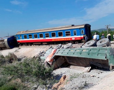 Lật tàu hỏa ở Thanh Hóa: Khởi tố 2 nhân viên gác barie