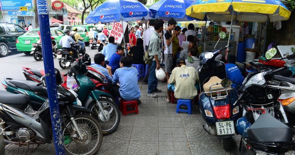 TP Hồ Chí Minh: Bảo kê lấn chiếm vỉa hè hay yếu kém không quản lý được?