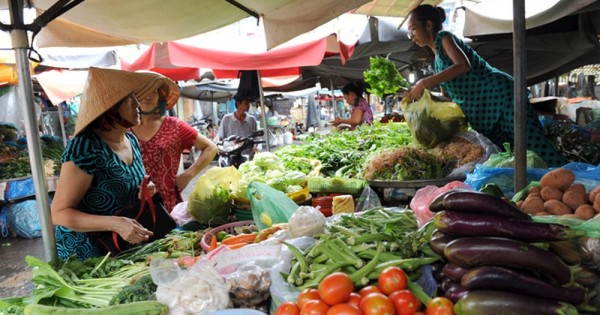 Rau xanh, thủy hải sản tăng giá từng ngày theo nắng nóng