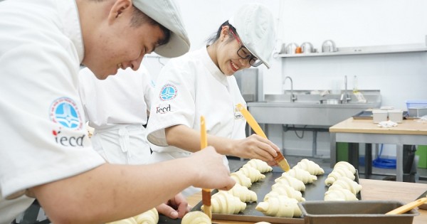 Dạy nghề làm bánh mỳ Pháp miễn phí cho thanh thiếu niên có hoàn cảnh khó khăn