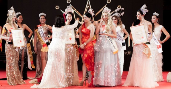 U40 Dương Thùy Linh đăng quang Hoa hậu Phụ nữ Toàn thế giới 2018