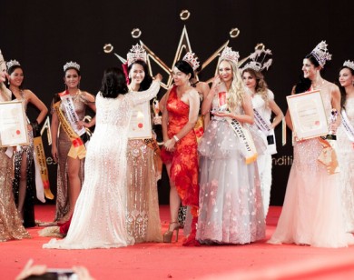 U40 Dương Thùy Linh đăng quang Hoa hậu Phụ nữ Toàn thế giới 2018