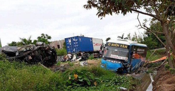 Thái Bình: Xe khách đấu đầu xe con, 12 người thương vong