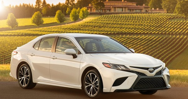 Giá xe ôtô hôm nay 30/6: Toyota Camry 2018 giảm 60 triệu đồng