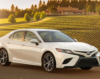 Giá xe ôtô hôm nay 30/6: Toyota Camry 2018 giảm 60 triệu đồng