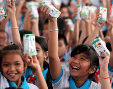 Quỹ sữa Vươn cao Việt Nam của Vinamilk trao 76.500 ly sữa cho trẻ em Vĩnh Long