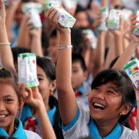 Quỹ sữa Vươn cao Việt Nam của Vinamilk trao 76.500 ly sữa cho trẻ em Vĩnh Long