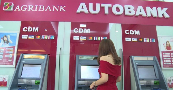 Từ 15/7, hàng loạt ngân hàng lại tăng phí rút tiền ATM