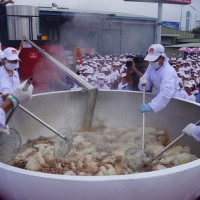Cận cảnh tô phở hơn 1,3 tấn của Việt Nam lập kỷ lục thế giới