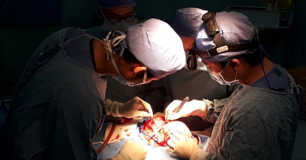 Bệnh viên Nhi Đồng 2 phẫu thuật thành công hai bệnh nhi bị dính khớp sọ phức tạp kèm não úng thủy