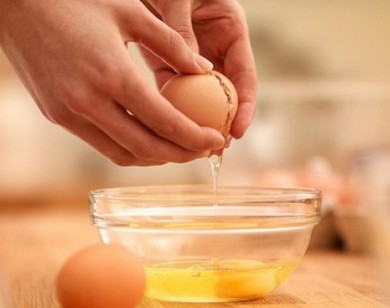 Điều trị mụn trứng cá chỉ bằng cách dùng trứng gà