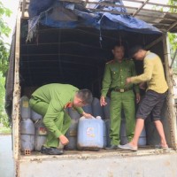 Bắt giữ hơn 6.000 lít dầu ăn "bẩn" sắp tuồn ra thị trường.