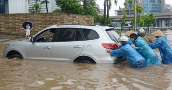 Những lưu ý khi ô tô đi qua đoạn đường ngập nước và cách xử lý khi bị thủy kích