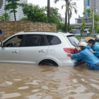Những lưu ý khi ô tô đi qua đoạn đường ngập nước và cách xử lý khi bị thủy kích