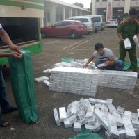 Bắt giữ xe khách vận chuyển 3.500 gói thuốc lá lậu