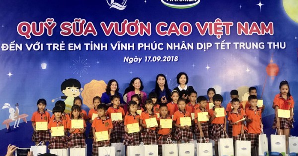 Quỹ sữa Vươn cao Việt Nam và Vinamilk trao 66.000 ly sữa cho trẻ em tỉnh Vĩnh Phúc