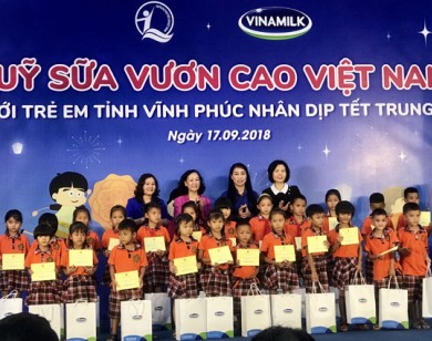 Quỹ sữa Vươn cao Việt Nam và Vinamilk trao 66.000 ly sữa cho trẻ em tỉnh Vĩnh Phúc