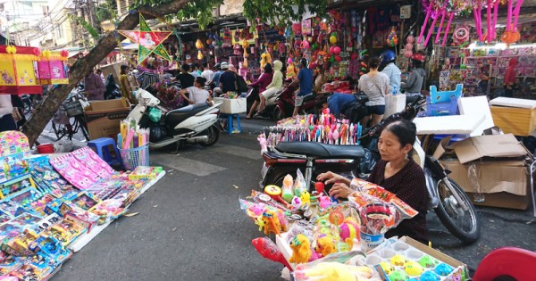 Đồ chơi trung thu Trung Quốc tràn ngập phố cổ Hà Nội