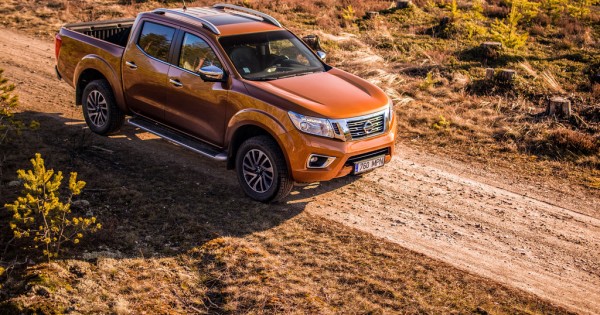 Giá xe ôtô hôm nay 3/10: Nissan Navara giảm 10-20 triệu đồng