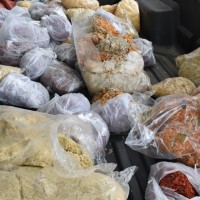 Thu giữ hơn 80kg ruốc bốc mùi ôi thiu được bày bán công khai