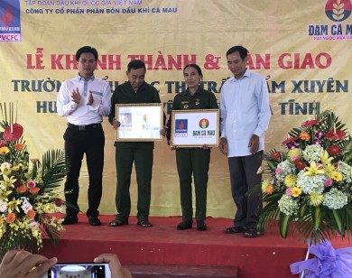 Đạm Cà Mau bàn giao trường Tiểu học Thị trấn Cẩm Xuyên 