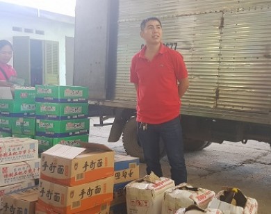 Lạng Sơn: Bắt giữ số lượng lớn chân gà, dầu hào, mì que không rõ nguồn gốc