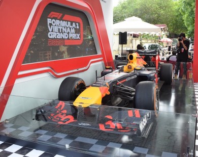 [Ảnh] Mục sở thị siêu xe đua F1 "ra mắt" người dân Hà Nội