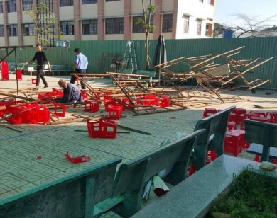 Sập giàn giáo khi đang tổ chức mít tinh ngày 20/11, hàng chục học sinh tiểu học nhập viện cấp cứu