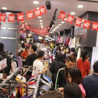 Nửa đêm, người Hà Nội vẫn tấp nập với Black Friday