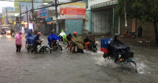 Bão số 9 suy yếu thành áp thấp, người Sài Gòn lội trong 'biển nước' do mưa lớn