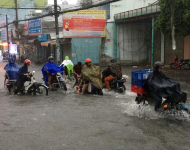 Bão số 9 suy yếu thành áp thấp, người Sài Gòn lội trong 'biển nước' do mưa lớn