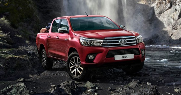 Giá xe ôtô hôm nay 26/11: Toyota Hilux có giá 695-878 triệu đồng