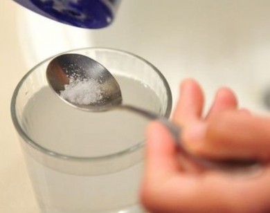 Thải độc cơ thể đơn giản với nước muối