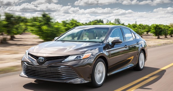 Giá xe ôtô hôm nay 29/11: Toyota Camry giảm 25 triệu đồng