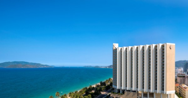 Intercontinental Nha Trang nhận giải thưởng Khách sạn 5 sao hàng đầu Việt Nam 2018