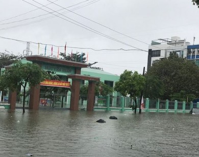 Học sinh Đà Nẵng phải nghỉ học ngày mai (10/12/2018) do trường ngập sâu trong nước