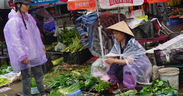 Đà Nẵng: Mưa liên tục, rau xanh đội giá gấp 2-3 lần