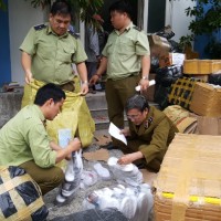 Bắt giữ xe tải chở số lượng lớn hàng giả, hàng nhập lậu