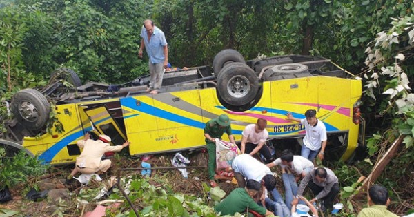 Xe khách chở hàng chục giáo viên và sinh viên bị rơi xuống vực trên đèo Hải Vân