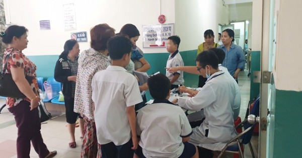 Uống trà sữa, 15 học sinh tiểu học nhập viện cấp cứu