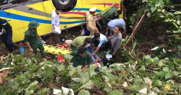 Khởi tố lái xe chở hơn 20 sinh viên lao xuống đèo Hải Vân