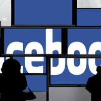 Doanh nghiệp Việt "khốn khổ" vì tin giả trên Facebook