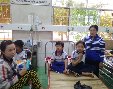 Hàng chục học sinh nhập viện sau khi súc miệng bằng dung dịch Fluor