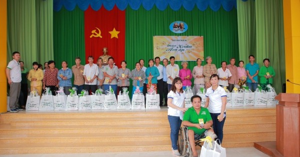 “Mùa xuân ấm áp” của HEINEKEN Việt Nam tiếp tục đến với hơn 4.000 gia đình có hoàn cảnh khó khăn trên cả nước