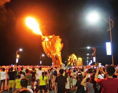 Đà Nẵng: Cầu Rồng phun lửa, phun nước mừng Tết nguyên đán Kỷ Hợi 2019