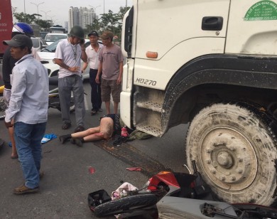TP Hồ Chí Minh: Xe bồn chở bê tông gây tai nạn