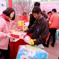 Phiên chợ "0 đồng" ở Hà Nội: Tết ấm áp dành cho người nghèo