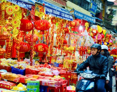 Thị trường đồ trang trí Tết: Giá tăng nhẹ, mẫu mã phong phú