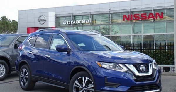 Giá xe ôtô hôm nay 1/2: Nissan X-Trail giảm 20-39 triệu đồng